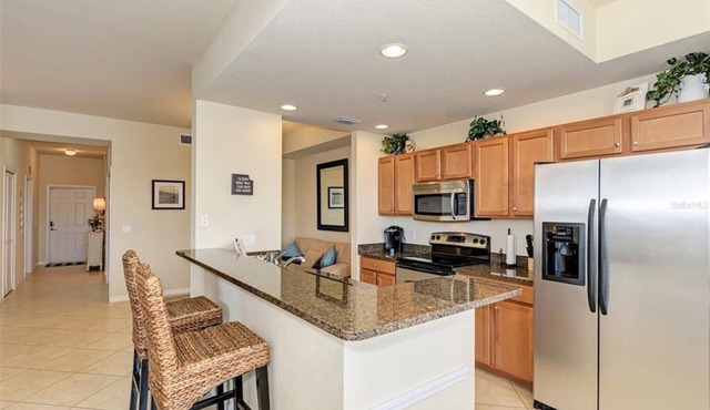 Lovely Lakeview and Golf Couse Condo