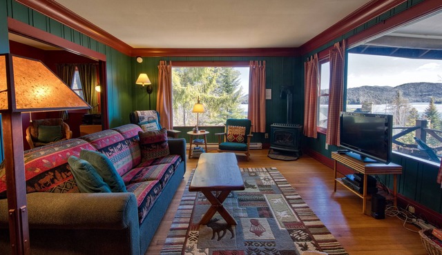 Lovely Lakeview Cabin Minutes to Main Street!