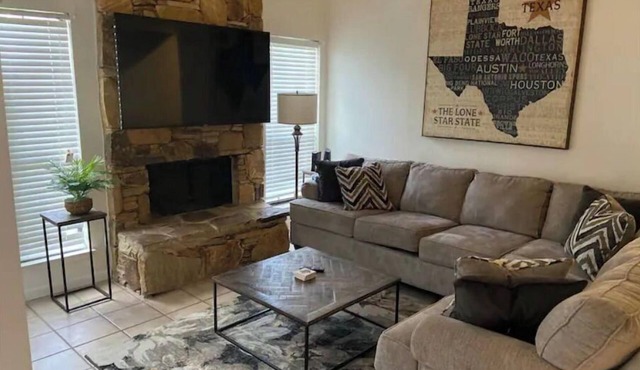Lovely Laredo Condo Great location !