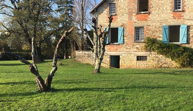 Lovely large house in an acre of land with private pool and parking.