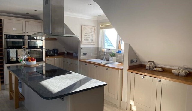 Lovely Large Modern Apartment Near Canterbury