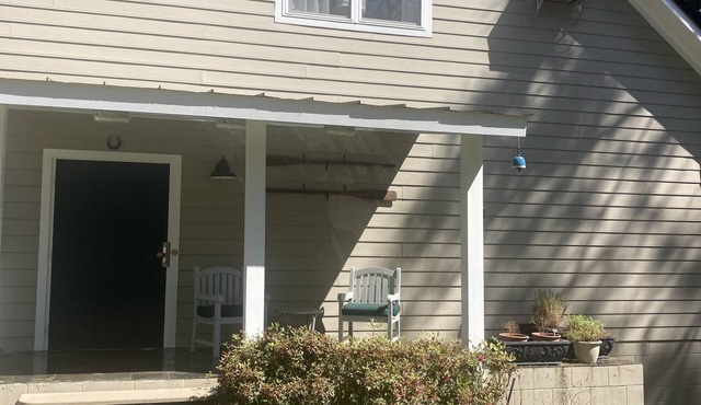 Lovely large upstairs studio apartment near golf & horse events