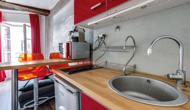 Lovely little apartment in a central Paris location