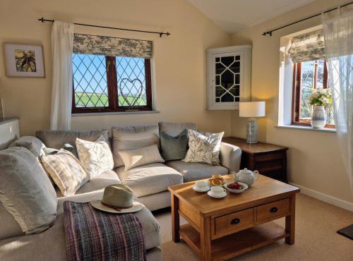 Lovely Little Garden Cottage, Tamar Valley, Cornwall