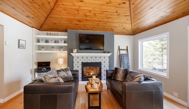 Lovely Little Lake House - A serene getaway close to the city