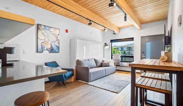 Lovely loft close to Kendall Yards Suite-2