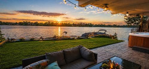 Lovely loft on the water, with free parking