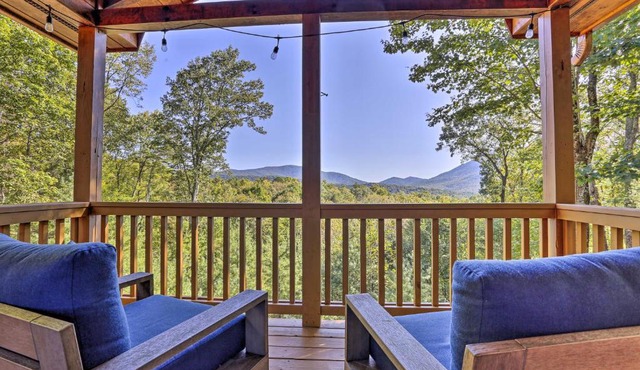 Lovely Log Cabin and Bunkhouse with Views and Yard!