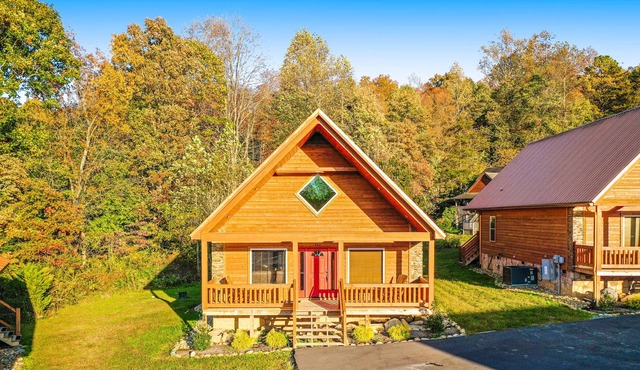 Lovely log cabin with pool, fireplace, private hot tub, & pool table