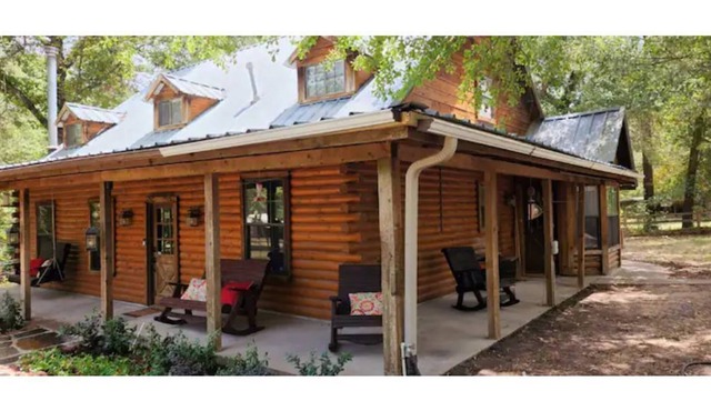 Lovely Log Home W/Office, AC, Hot Tub on 4.3 acres