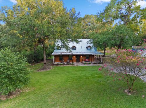 Lovely log home with Hot Tub on 4 acres