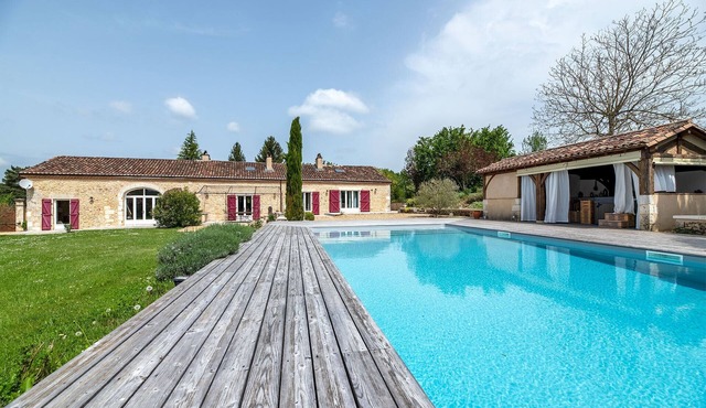 Lovely long farmhouse sleeps 14 with large pool in the heart of the Périgord