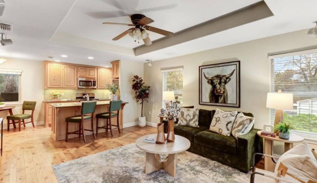 Lovely Loomis cottage