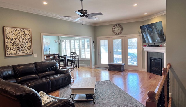 Lovely Louisville home w/pool! 3 bdrm & 3 bath