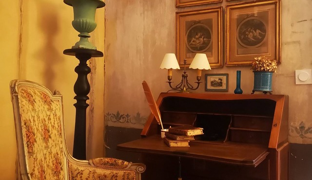 Lovely, luxuriously decorated house, intimate garden in a historic village