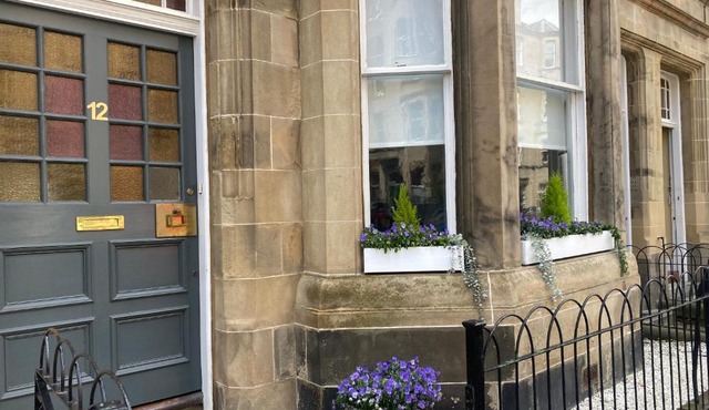 Lovely main door 2 bed apartment