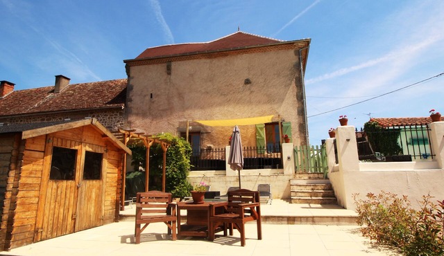 Lovely Maison Bourgeoise With Heated Pool In Heart Of Dordogne Village
