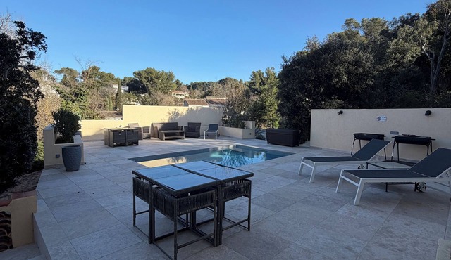 Lovely Mas provençal on the route de Pagnol. Sleeps 10/12.