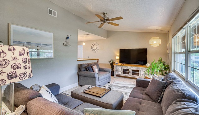 Lovely Merritt Island Home w/Kayak + Fire Pit!
