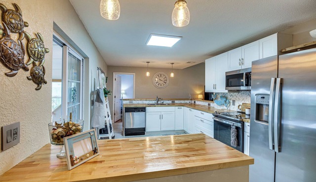 Lovely Merritt Island Home w/Kayak + Fire Pit!