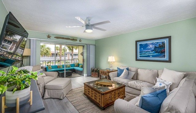 Lovely modern 2 bed condo w/pool and gulf access