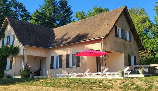 Lovely Modern 6-Bed Retreat Near 3 Swimming Lakes, Perfect for Families