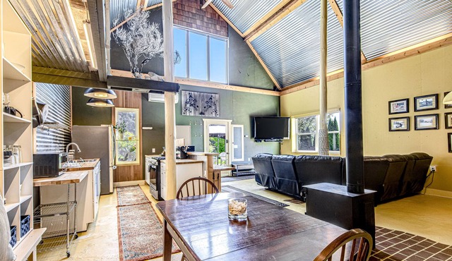 Lovely modern home w/ high speed WiFi, wood stove, full kitchen, & washer/dryer