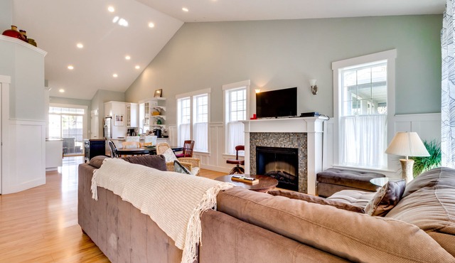 Lovely Modern Home with Private Hot Tub and WiFi Near the Bay - Dog-Friendly