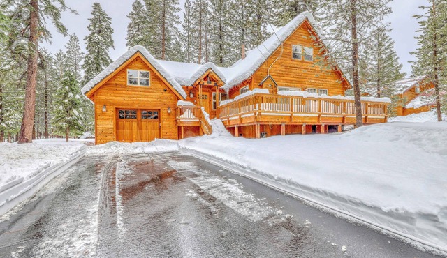Lovely mountain cabin with hot tub, pools, sauna & dock - near skiing, golf