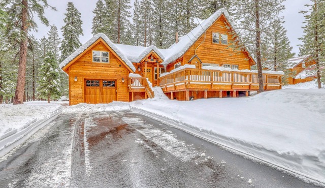 Lovely mountain cabin with hot tub, pools, sauna & dock - near skiing, golf