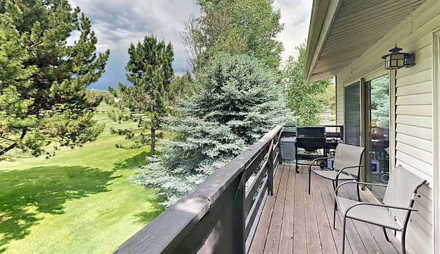 Lovely mountain condo overlooking golf course with WiFi & private washer/dryer