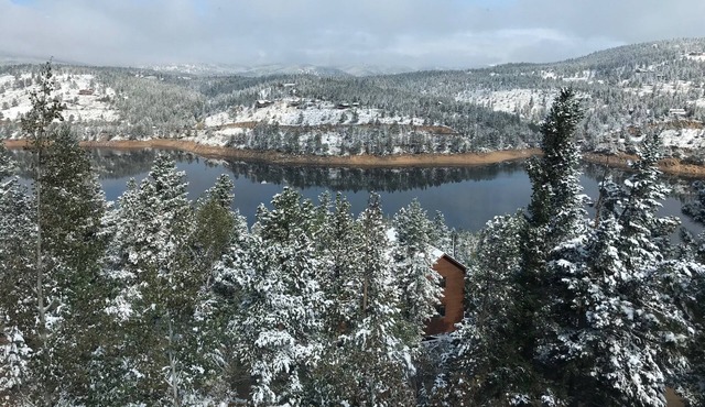 Lovely Mountain Getaway w/Epic Views in Nederland!