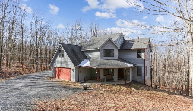 Lovely mountain home in a beautiful wooded setting. Welcome to Hart's Horn!