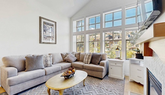 Lovely mountain-view condo with shared hot tub, pool & more - walk to lifts