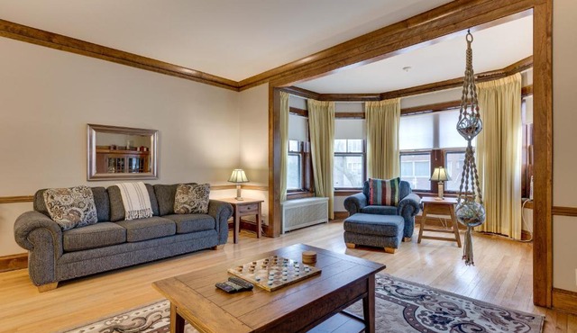 Lovely Near Loyola - Enjoy the Wonderful Outdoor Space and Sun Room - Room for the Whole Crew apts