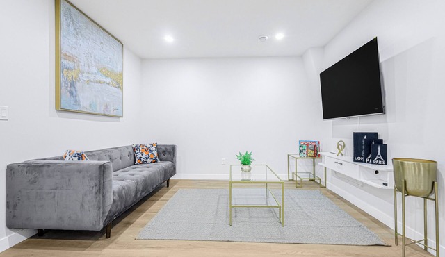 Lovely new 2 bedroom apartment.15 mins to Airport