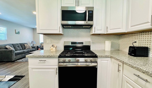 Lovely new 3-bedroom house located near downtown!