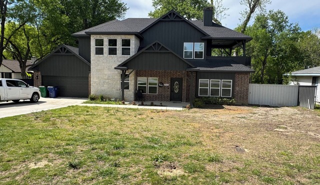 Lovely new 6-bedroom sleeps 14 with 3 1/2 baths. Fully handclapped Bathroom