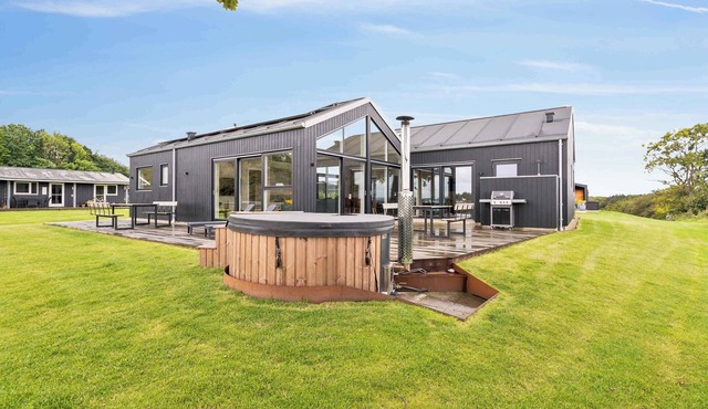 Lovely, new-built cottage near sea