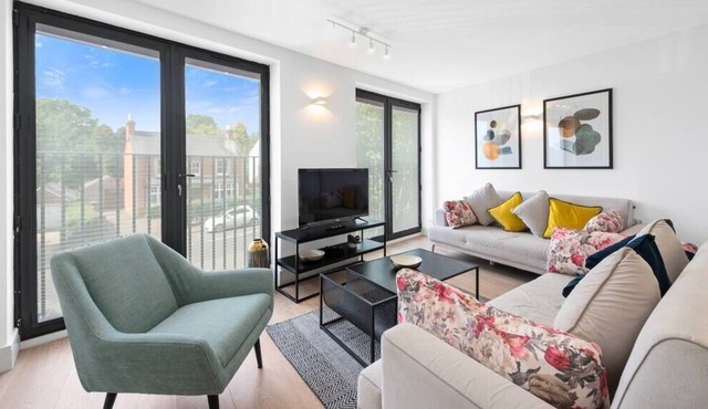 Lovely, New Flat in Village Centre - Free Parking!