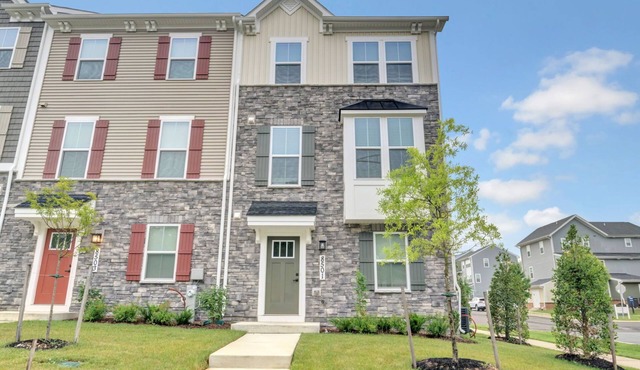 Lovely, newly-built, 3-bedroom townhome with an office & 2-car garage in Lanham