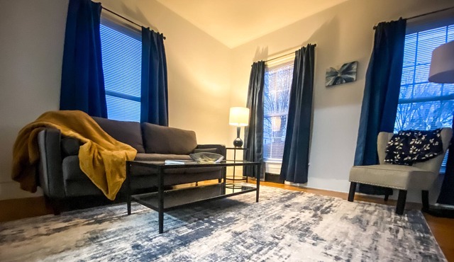 Lovely newly renovated/decorated fully furnished 3 bedroom. Sleeps 6 people.