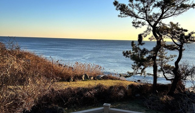 Lovely Oceanfront 4-Bedroom on Private Road