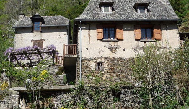 Lovely old character cottage overlooking the river Lot