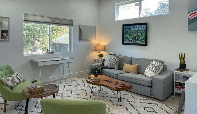 Lovely one-bedroom apartment minutes from Downtown