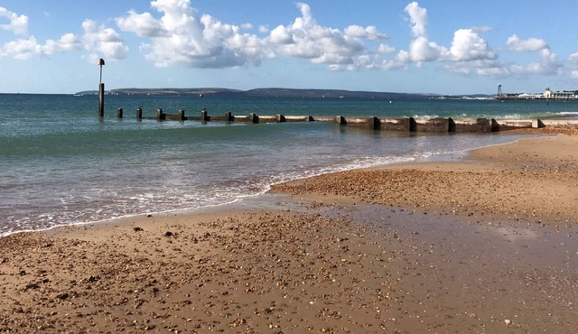 Lovely one bedroom, ground floor apartment just 100m from the beach