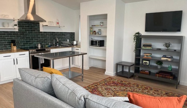 Lovely one bedroom loft with mountain views