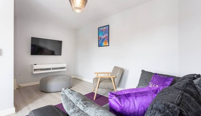 Lovely one-bedroom serviced apartment in Eccles