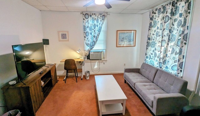 Lovely one-bedroom unit with private parking