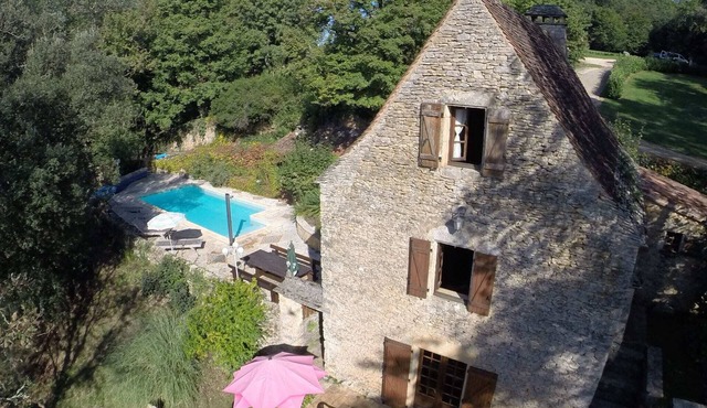Lovely Périgord holiday home in private forest